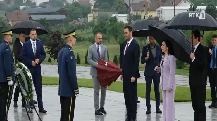 Osman, Kurti e Konjufca pagano i loro rispetti a Prekaz