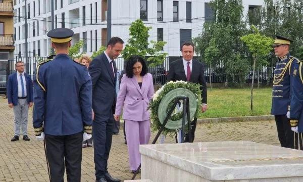 Albin Kurti rinde homenaje a la tumba de Rugova, con él también Osman y Konjufca