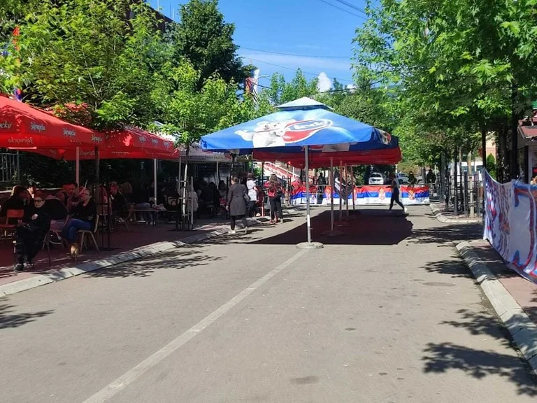 Serben Rallye wieder vor Zvecan Gemeinde, Platzzelte