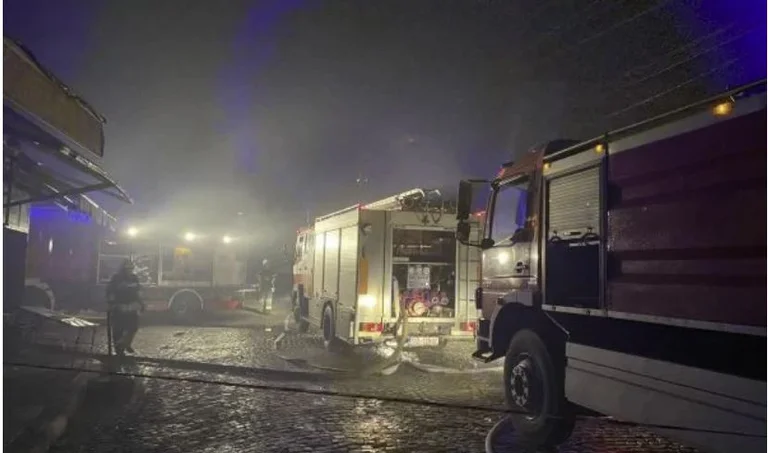 Grüner Markt in Pristina in Brand verwickelt
