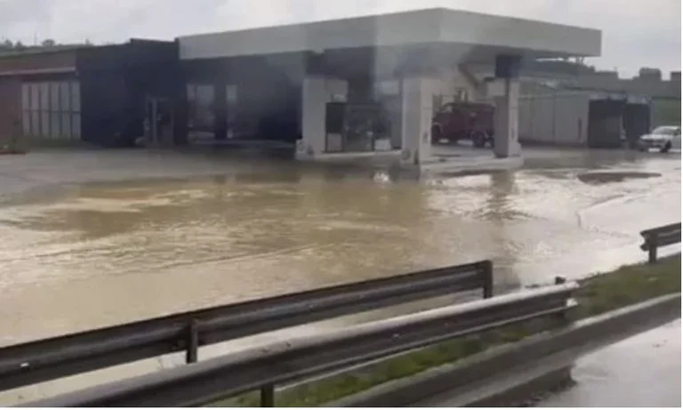 Pristina-Podujevo Herrschaft fließend, Autos Sägen Wasser