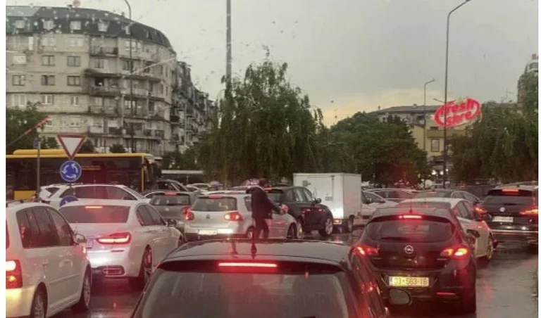 Après les pluies, la circulation à Pristina ferme chaque fois