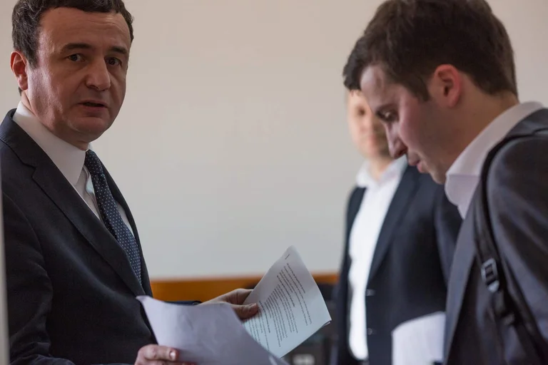 VV und AAK zusammen in der Gemeinde Pristina belohnt Kurti Assistent mit Position