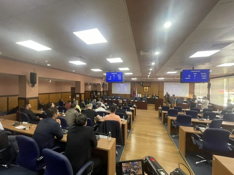 Pristina Municipal Assembly dismisss 20 shareholders of ten public companies