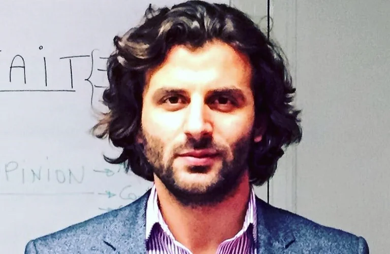 Après Escobar, le professeur de Paris utilise désormais Eddie Rama: Idiot, voleur, despote