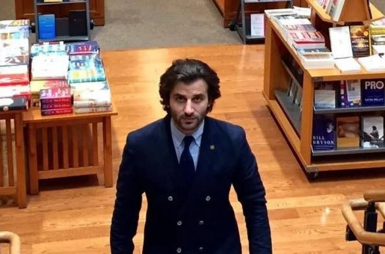 Professeur du Kosovo de Paris si peu sans dire à Escobar: le cowboy du Texas, ses menaces sont serbes