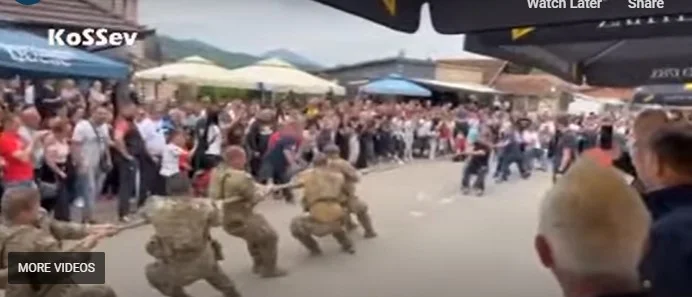 Funny: KFOR, lokale Serben messen Kräfte bei der Gewinnung von Seil nach Leposavic