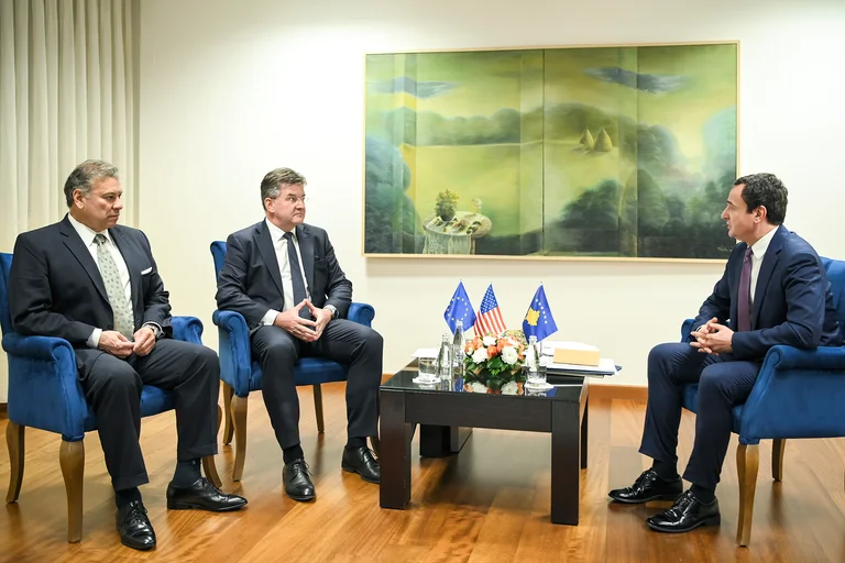 Gobierno detalles Kurt meeting with Lajcak, Escobar
