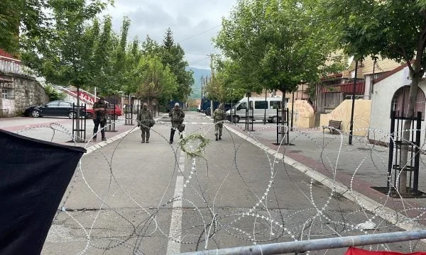 KFOR entfernt mehrere Dorndrahte in Zvecan