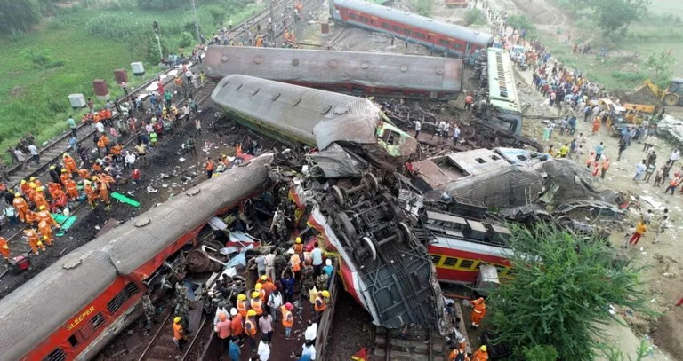 India, a human error following the railway tragedy of about 300 deaths