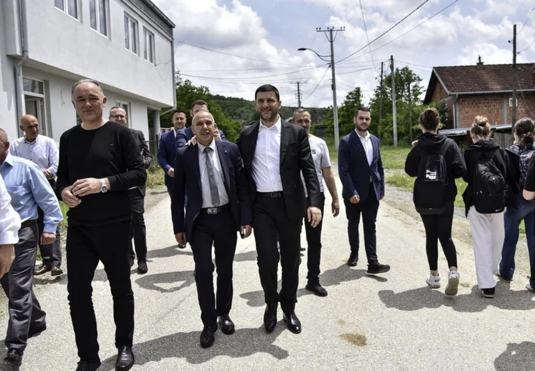 Krasniqi visita Zvecan e Zubin Potok, dice che i capi stanno implementando le richieste internazionali
