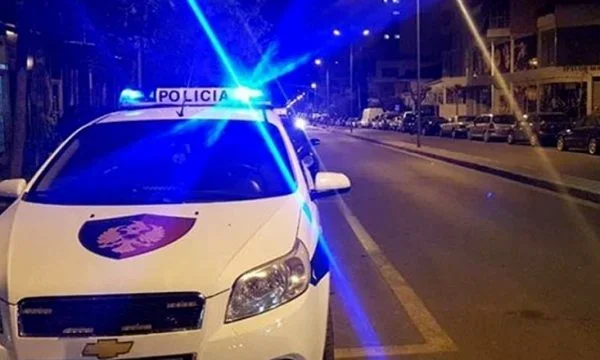 Two cars crash in Tirana and accidentally hit a child, minor changes lives