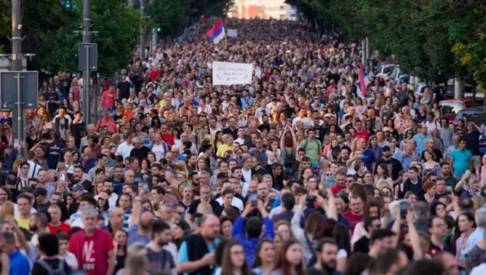 “Vucciq flee”, view of mass protests in Belgrade against regime