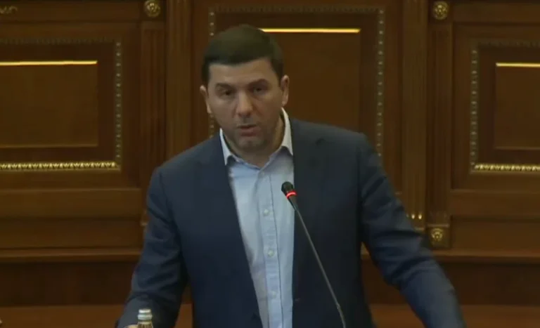Krasniqi: El gobierno de Kurti ha decidido escaparse a sí mismo, no a los ciudadanos