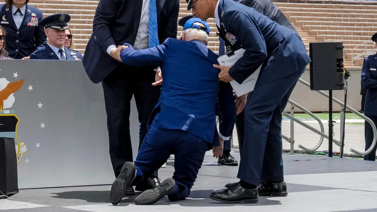 Joe Biden cade durante la cerimonia di laurea