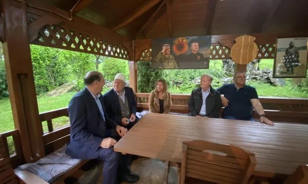 Von USA nach Buroja, US-Konditor besucht die Eltern von Hashim Thaci