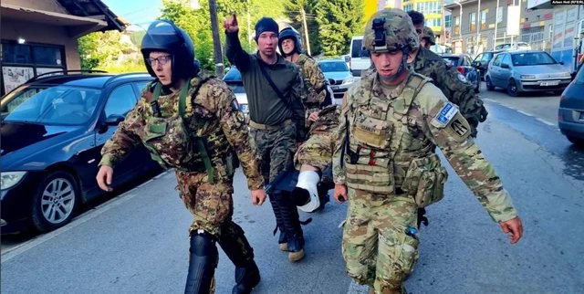 Le commandant de la KFOR visite des soldats italiens blessés à Zvecan