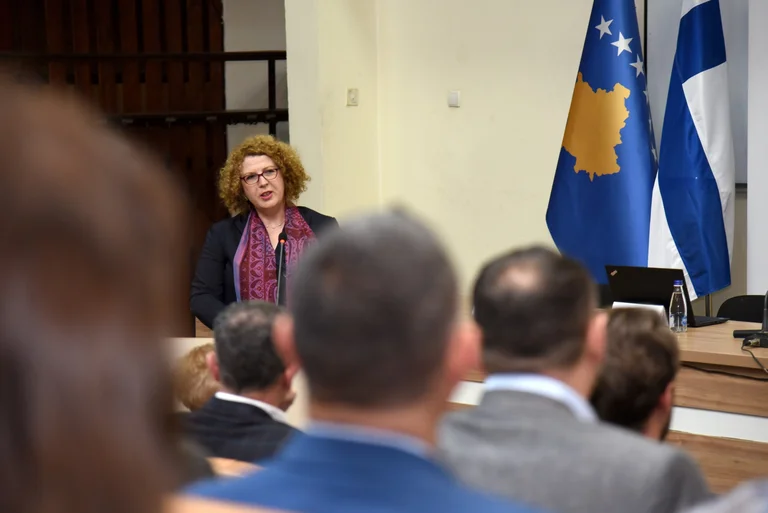 Le concours suspect du ministère Roseta Hajdari ouvre la voie à l'emploi de militants