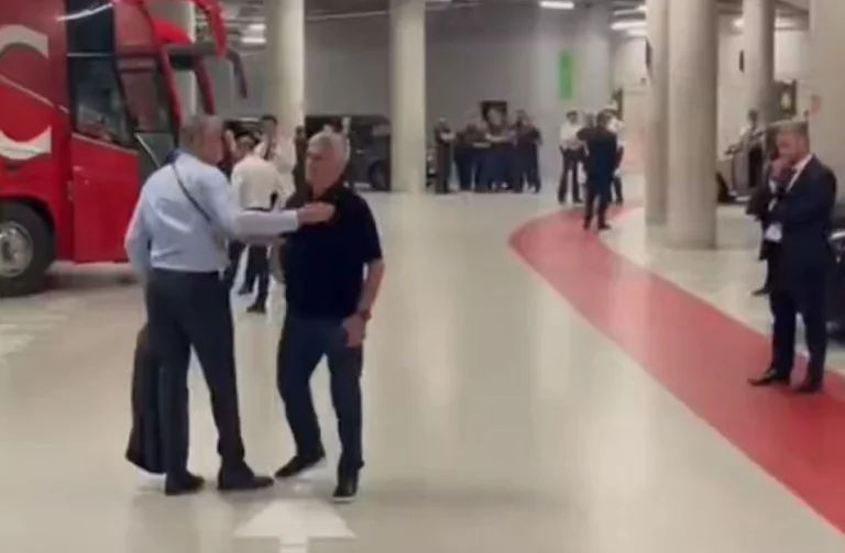 Mourinho war nach dem Finale mit Sevilla frustriert, ernsthaft von dem Richter des Treffens im Stadionparkplatz verletzt.