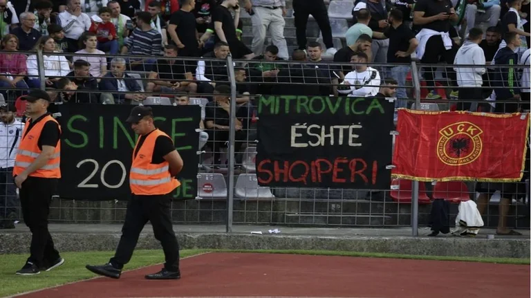 “Mitrovica is Albania”/ Flag KLA in Tirana-Egnatia match, fans support Kosovo