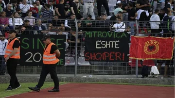 “Mitrovica ist Albanien” / Flagge KLA in Tirana-Egnatia Spiel, Fans unterstützen Kosovo