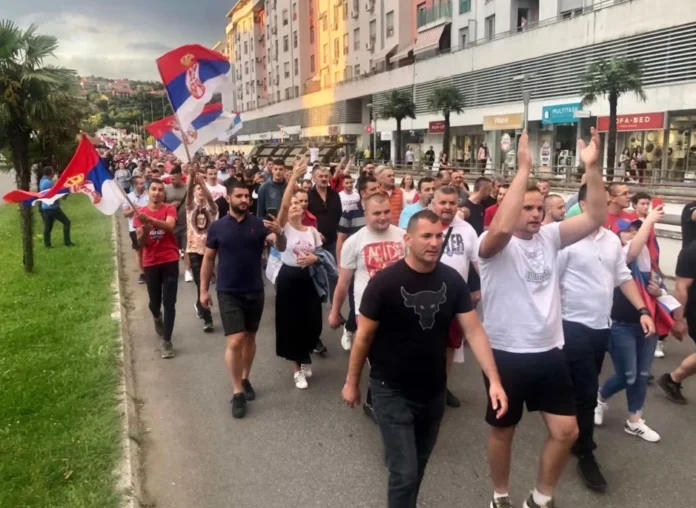 Con le chiamate nazionaliste, alcuni cittadini di Podgorica si riuniscono a sostegno dei serbi in Kosovo