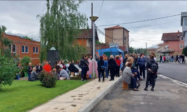 Serben beginnen Treffen in Zvecan, Zubin Potok