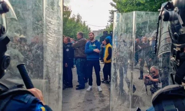 KFOR Commander: Es gab Profis in Zvecan, die bewusst die Menge förderten