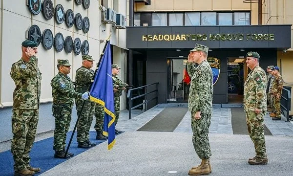 Almirante i OTAN viene a Kosovo, conoce a QUINT, da órdenes al norte