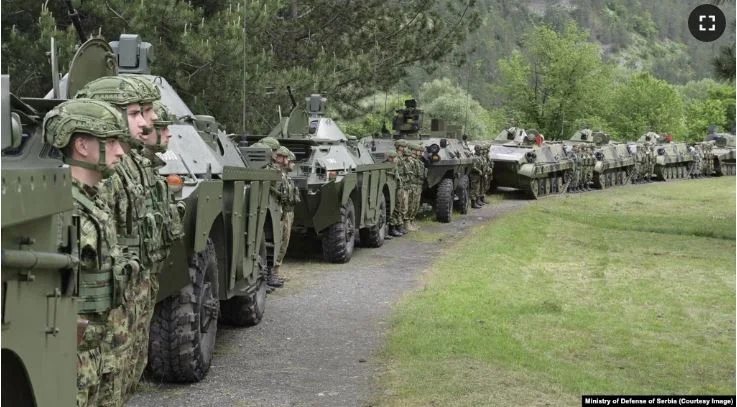 El ministro de defensa de Serbia llega a Raska Garrison