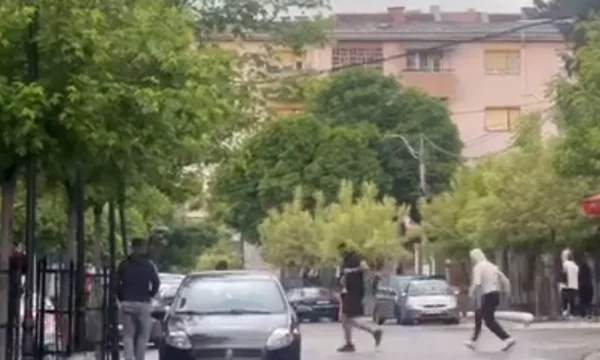 Vehículo de policía atacado de nuevo por personas enmascaradas en Zvecan
