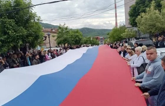 Una gran bandera serbia revelada en Zvecan, muchos serbios se reunieron frente a Komuna