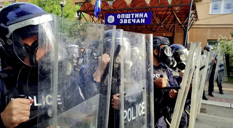 Uso policial para repeler a los manifestantes en Zvecan