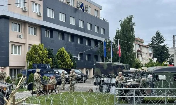 Más serbios se reúnen en Leposavic, la KFOR refuerza las medidas de seguridad