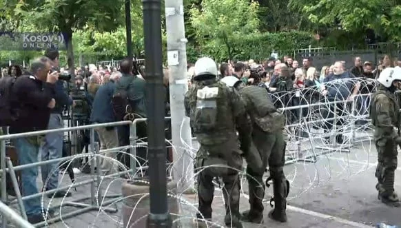 momento en que KFOR refuerza el alambre de espinas en Zvecan