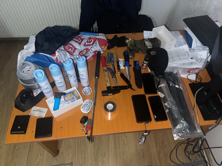 Policia arreston dy serbë në veri, iu konfiskohen kartelat e veteranëve të luftës së Serbisë dhe një “mal” me mjete të mprehta