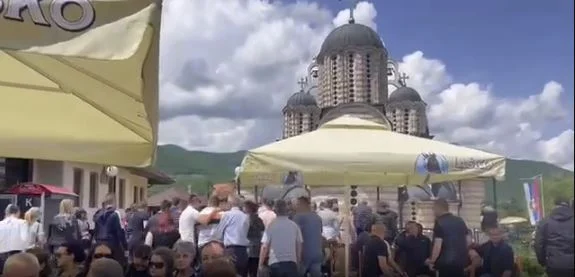 Después de conversar con la KFOR estadounidense, representantes de la Lista serbia y manifestantes se reúnen en el patio de la iglesia