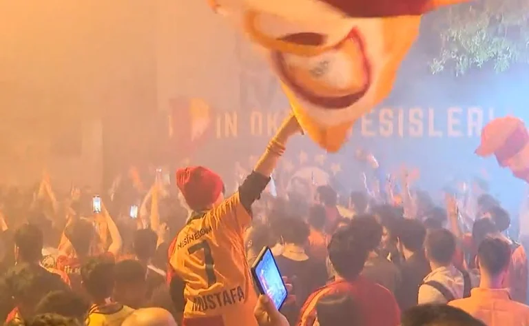 Grande Festival a Istanbul migliaia di fan festeggiano il titolo di campione di Galatasaray
