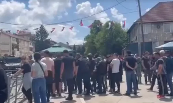 La situación en Leposavic, periodistas atacados por personas enmascaradas
