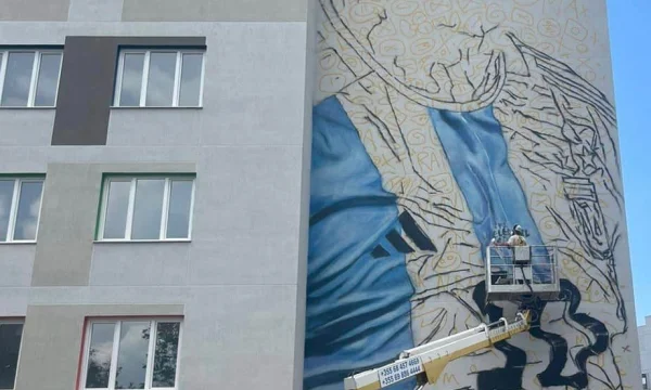 Mess va a una pared en Tirana