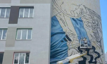 Mess geht zu einer Wand in Tirana
