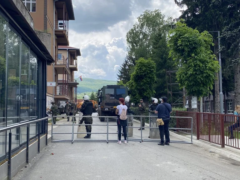 KFOR preserva el objeto municipal en Zvecan rodeado de cuerdas y espinas