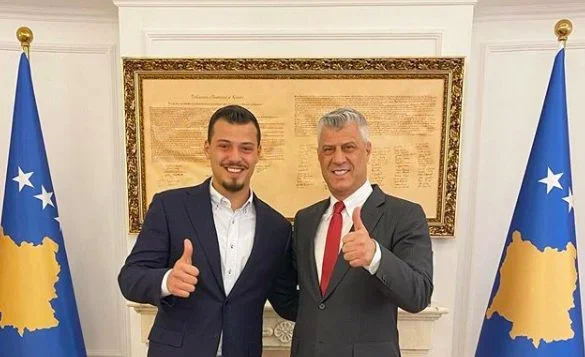 El hijo de Hashim Thaci publica fotos de su padre con presidentes americanos: Aquí estamos, y aquí estamos.