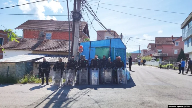 KFOR establece objetos alrededor del municipio en Zubin Potok