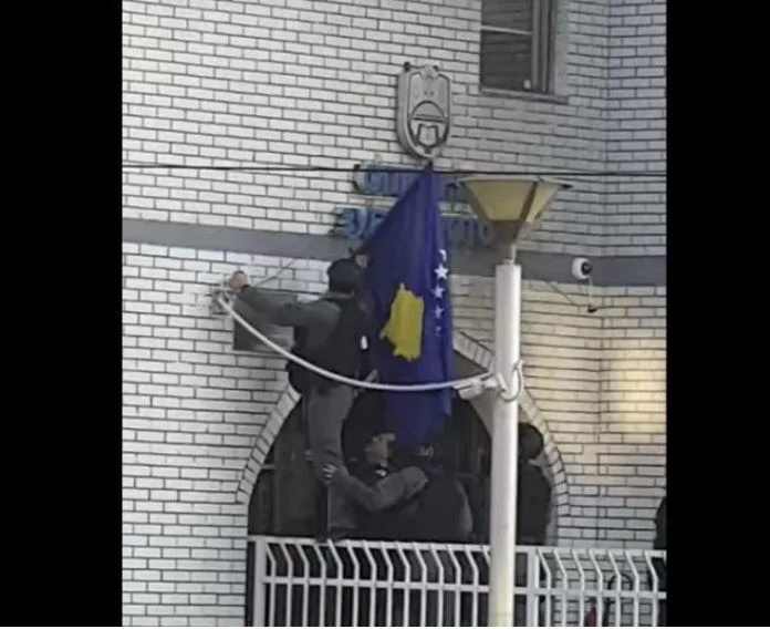 El país cambia la bandera de Kosovo en el objeto municipal de Zubin Potok