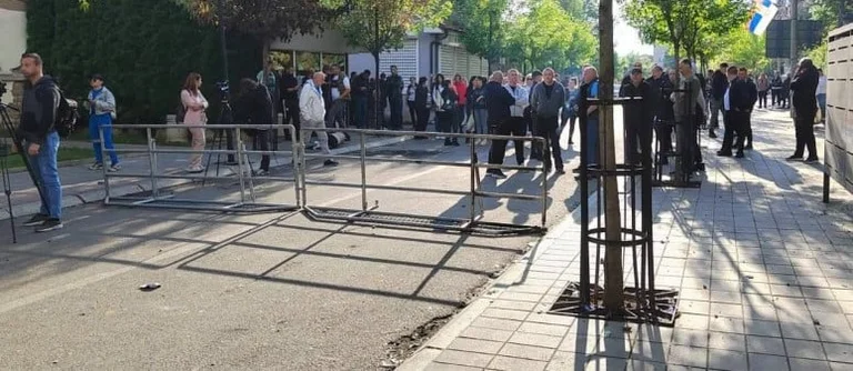Los trabajadores del municipio Zvecan están acudiendo a las instalaciones, exigiendo el regreso a sus puestos de trabajo