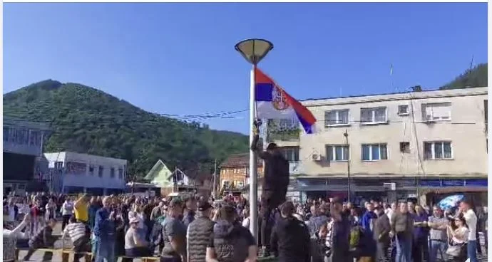 Los manifestantes colocan la bandera serbia en Zubin-Potok