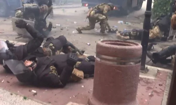 Bildt: militantes serbios atacando la OTAN, esto es lo peor que hemos visto a lo largo de los años.