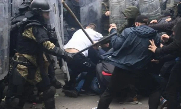 Nombre de tres serbios arrestados por protestas violentas en el norte