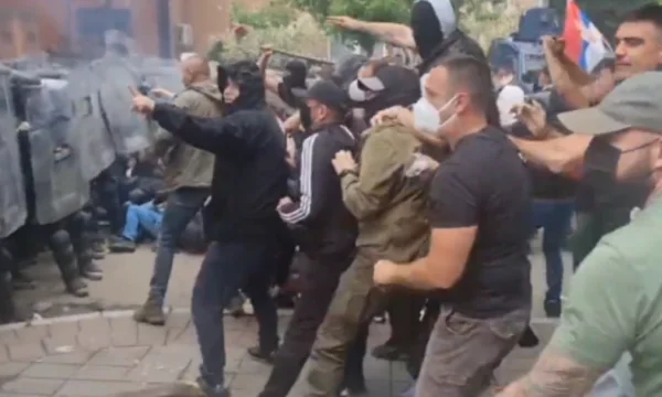 La KFOR arresta a algunos de los atacantes en Zvecan, se rinde a la policía